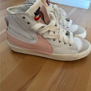 Nike Kids High-Top Sneakers in White and Light Pink